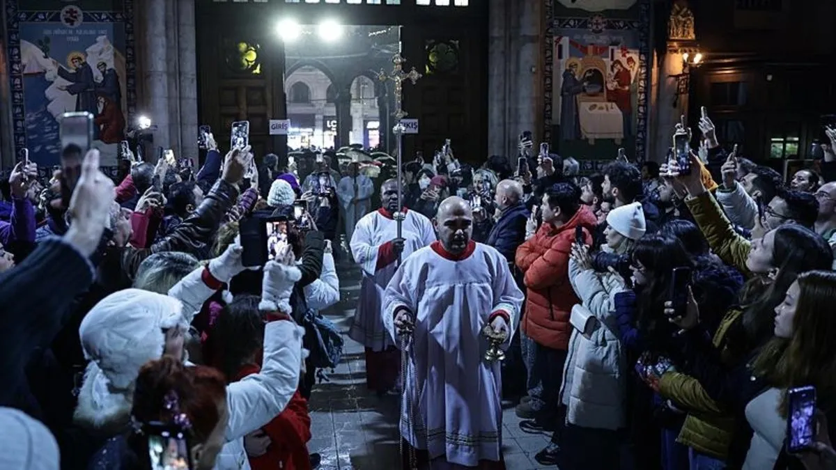 İstanbul'daki kiliselerde Noel ayini düzenlendi