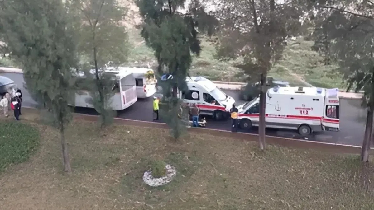 İzmir Buca’da feci olay! Okul servisi park halindeki TIR'a çarptı: 1 öğrenci hayatını kaybetti!