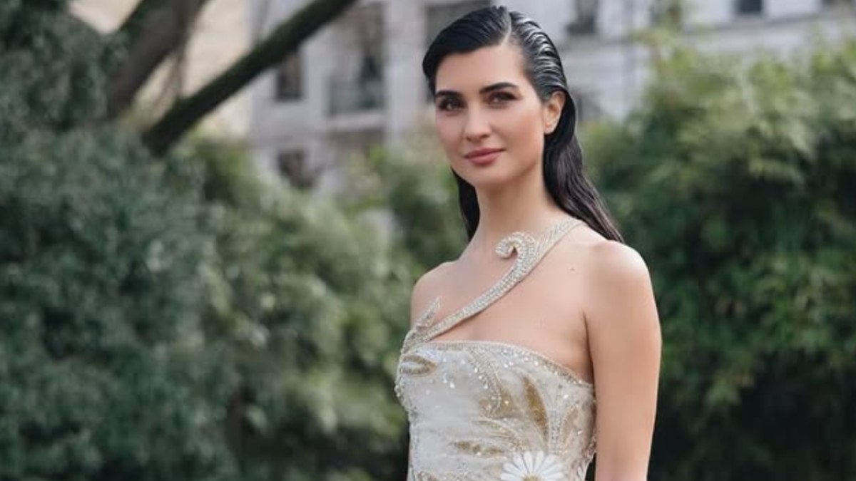Oyuncu Tuba Büyüküstün Paris'te güzelliğiyle büyüledi