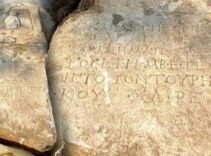 1900 yıllık mezar taşını satmaya çalışırken yakayı ele verdi