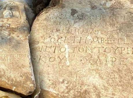 1900 yıllık mezar taşını satmaya çalışırken yakayı ele verdi