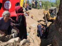 Babasının gözleri önünde toprağa gömüldü! Annenin yürek yakan feryadı
