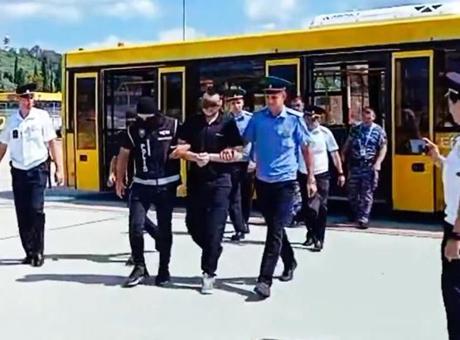Bakan Yerlikaya duyurdu: Kırmızı bültenle aranan 3 suçlu Türkiye'ye getirildi