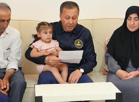 Bakan Yerlikaya, şehit ailesine Cumhurbaşkanı Erdoğan'ın mektubunu okudu
