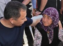 Bakan Yerlikaya Sındırgı'da depremzede aileleri ziyaret etti