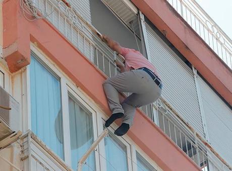 Balkonun demir korkuluklarında boşanma pazarlığı! Antalya'da şaşkına çeviren anlar