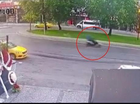 Beyoğlu'nda haraç almak için iş yeri kurşunladılar! O anlar anbean kamerada