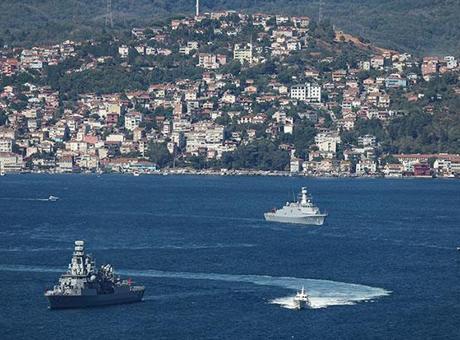 Cumhurbaşkanı Erdoğan, TEKNOFEST Mavi Vatan kapsamında İstanbul Boğazı'ndan geçen gemileri selamladı