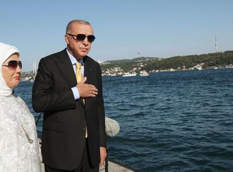 Cumhurbaşkanı Erdoğan'dan İstanbul Boğazı'ndaki geçit törenine ilişkin paylaşım