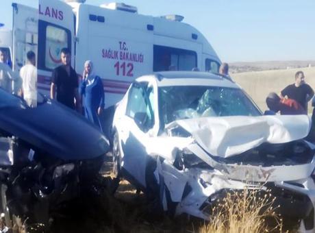 Diyarbakır'da feci kaza! İki otomobil kafa kafaya çarpıştı