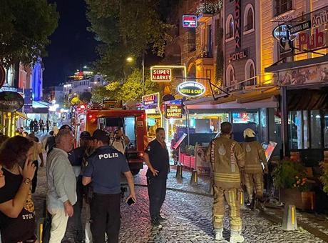 Fatih'te korkutan otel yangını