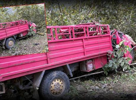 Giresun'da feci kaza! Fındık işçilerini taşıyan kamyonet şarampole yuvarlandı: 4 ölü, 1 yaralı