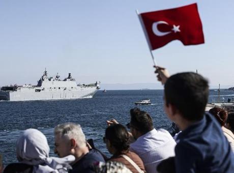 İstanbul Boğazı'ndaki geçit törenine vatandaşlardan yoğun ilgi! 'Gurur verici'