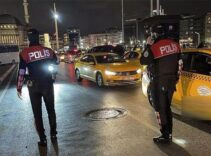 İstanbul polisi 'huzur' uygulaması gerçekleştirdi! Tek tek kontrol edildi