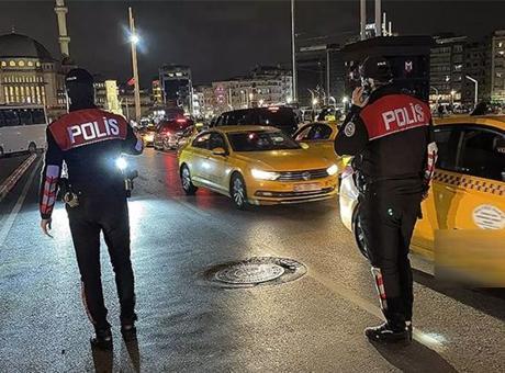 İstanbul polisi 'huzur' uygulaması gerçekleştirdi! Tek tek kontrol edildi