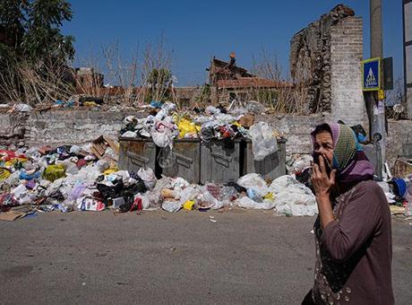 İzmir’de çöp krizi büyüyor! Sokaklar çöplerle doldu, vatandaşlar isyanda