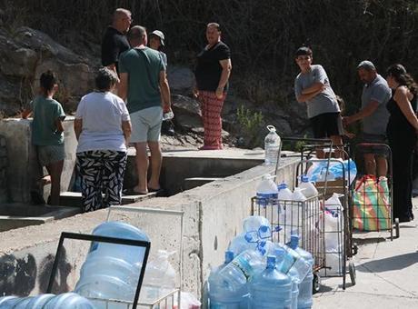 İzmir'de su kesintisi! Çiğli'de bazı vatandaşlar çeşmede kuyruk oluşturdu