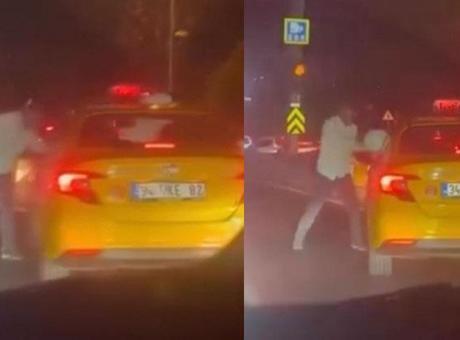 Kaskla taksinin camını kırmaya çalıştı! Trafikte 'Yol verme' kavgaları kamerada