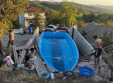 Köy evinin bahçesine yerletirdi: Bölgeye değer kattı