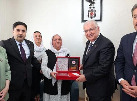 Milli Savunma Bakanı Yaşar Güler, Şırnak'ta şehit ailesini ziyaret etti.