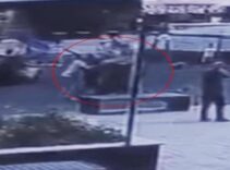 Parkta oynayan çocukları yerden yere çarptı! Şüpheliye ev hapsi