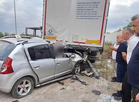 Samsun'da feci kaza! Otomobil römorkun altına girdi: 2 ölü, 2 yaralı