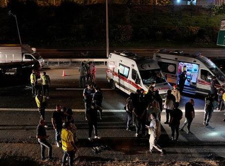 Sultanbeyli'de iki minibüs çarpıştı! 9 kişi yaralandı