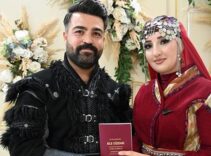 Sürpriz nikah: Genç çift gelinlik ve damatlık yerine geleneksel kıyafet giydi