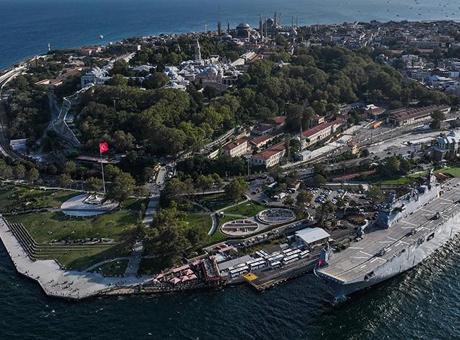 TCG Anadolu, Çanakkale'den İstanbul'a 'Zafer Yolculuğu'nu tamamladı; Sarayburnu Limanı'na demirledi