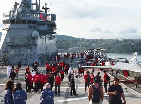 TCG Anadolu 'Mavi Vatan Boğaz Geçişi' için Sarayburnu'ndan demir aldı