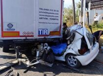 TIR'a arkadan çarpan otomobildeki iki kardeş hayatını kaybetti