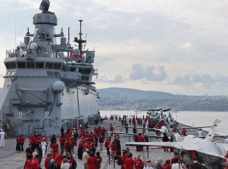 Türkiye’nin gururu TCG Anadolu, TEKNOFEST Mavi Vatan Geçit Töreni için Boğaz’da