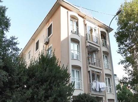 Ümraniye'de 5 katlı binanın çatısında yangın çıktı! Ekipler hemen müdahale etti