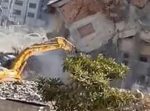 Yıktığı binanın altında kalmaktan saniyelerle kurtuldu! Korku dolu anlar kamerada