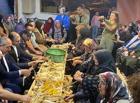 200 yıllık gelenek: Bartın’da köylüler 3 saat boyunca topluca mısır soydular