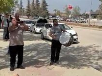 Adana'da sınavı geçen kişi sevincini davul zurna eşliğinde kutladı