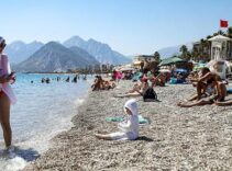 Antalya'da 'sarı yaz' hareketliliği! Sahiller doldu taştı
