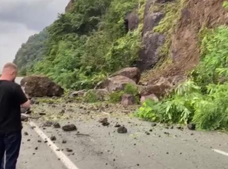 Artvin'de heyelan! Karadeniz Sahil Yolu ulaşıma kapandı