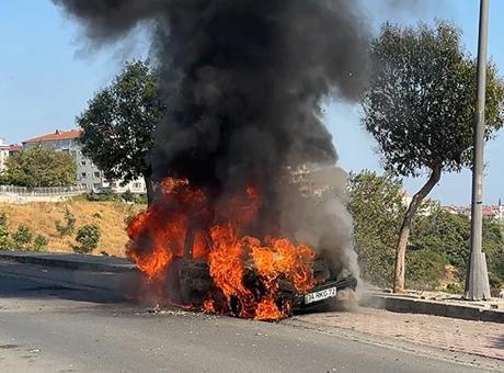 Avcılar'da park halindeki otomobil alev alev yandı