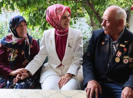 Bakan Göktaş'tan 48 yıllık evli çifte ziyaret