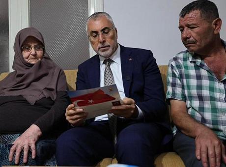 Bakan Işıkhan, şehit ailesini ziyaretinde Cumhurbaşkanı Erdoğan'ın 'Terörsüz Türkiye' mektubunu okudu