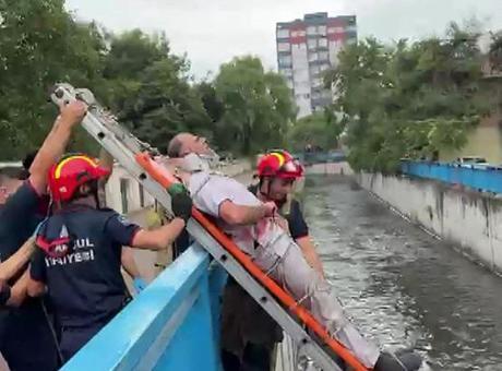 Bakırköy'de şoke eden olay! Kafenin çatısından dereye düştü