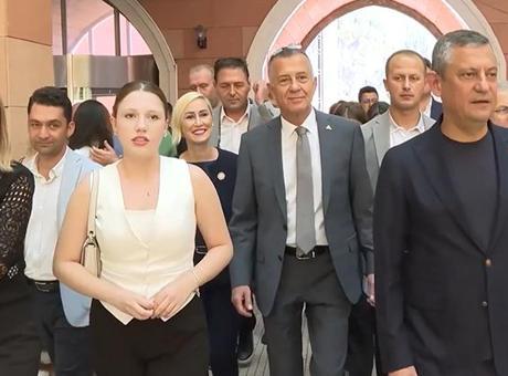CHP Genel Başkanı Özel, Ferdi Zeyrek'in kızı Nehir'in üniversiteye kaydını yaptırdı