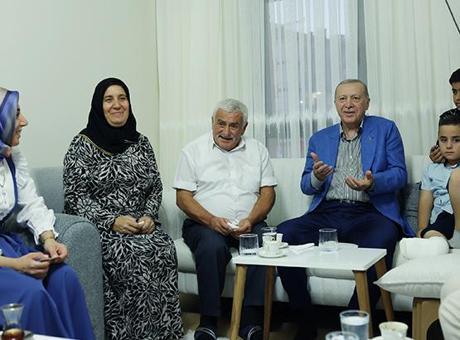 Cumhurbaşkanı Erdoğan, Malatya’da depremzede aileyi ziyaret etti! Yeni evlerinde ilk ziyaret