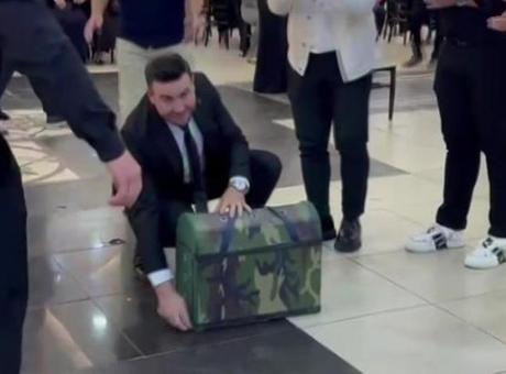 Damada görülmemiş hediye! Davetlileri şaşkına çevirdi: Değeri 20 bin TL