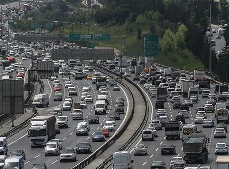 İstanbul'da akşam saatlerinde trafik yoğunluğu yaşanıyor