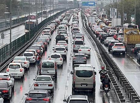 İstanbul'da yağmur hayatı olumsuz etkiledi! Yollarda kuyruk oluştu