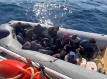 İzmir'de düzensiz göçmenler yakalandı! 17'si çocuk 41 kişi karaya çıkarıldı