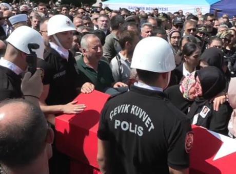 İzmir'de şehit düşen polislere son görev! Cenaze namazını şehidin babası kıldırdı