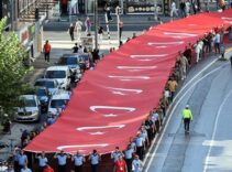 İzmir'de Zafer Yürüyüşü! 350 metrelik dev Türk bayrağı açıldı